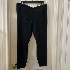 Fabletics Mid-Rise Powerhold Capri XL